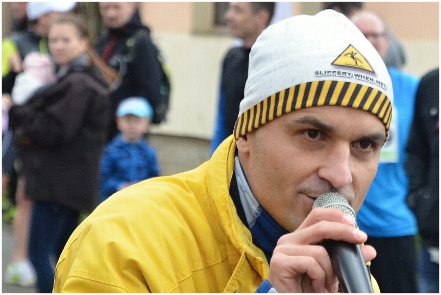 Znáte upovídaného komentátora Dubických běhů?