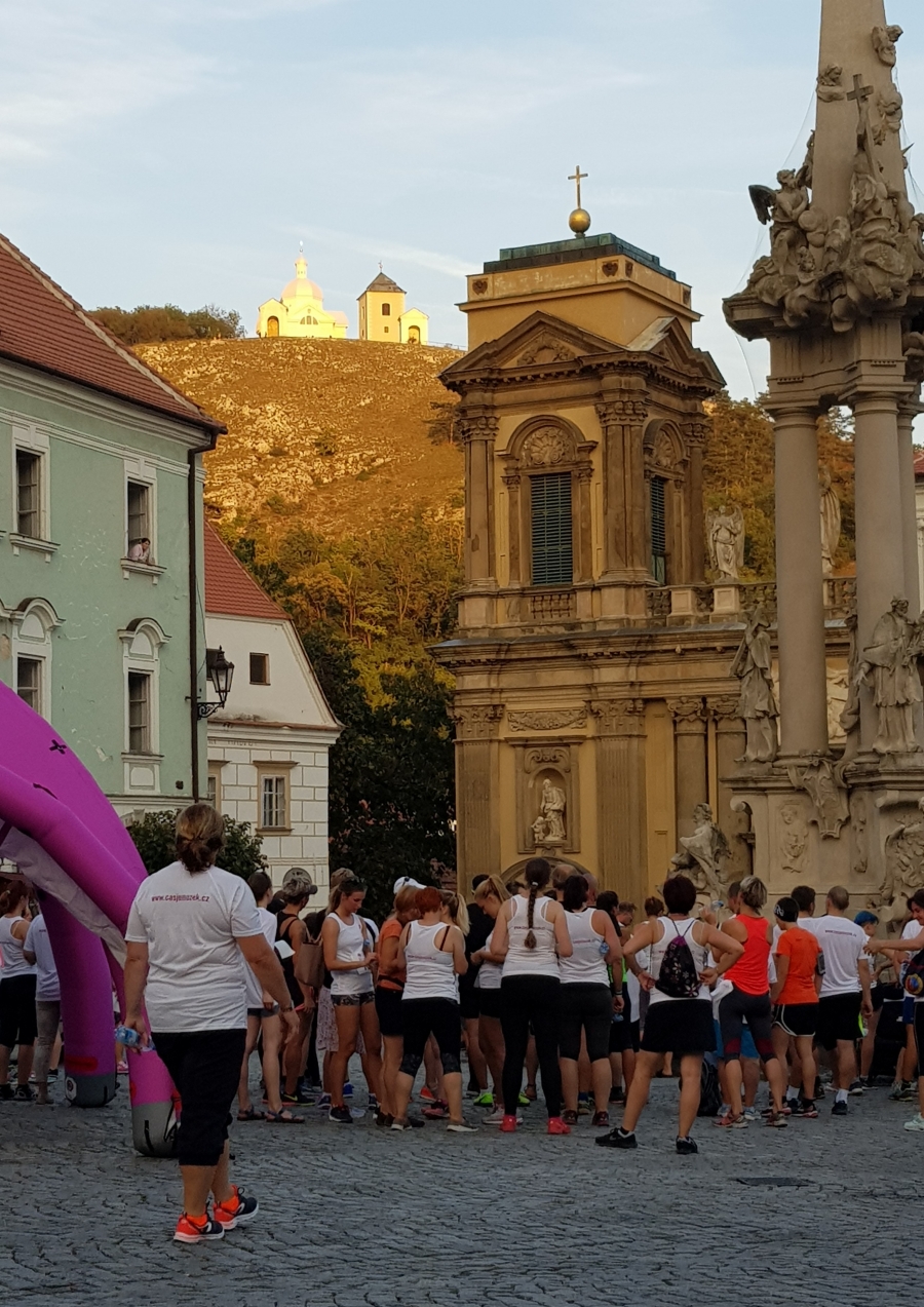 Charitativní běh Čas je mozek v nádherném prostředí zámeckých zahrad v Mikulově přilákal 138 běžců, vyhráli Stibal a Brachtlová