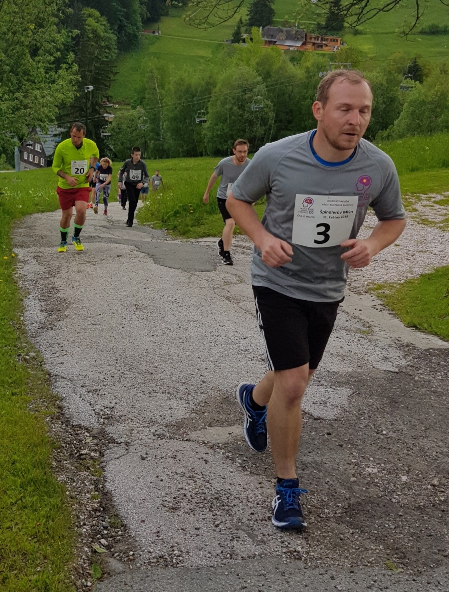 Jde o vteřiny, naučte se rozpoznat příznaky mozkové mrtvice. Běh ve Špindlerově Mlýně se snažil zvýšit informovanost.