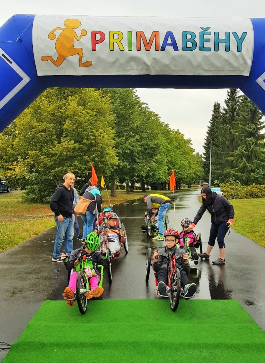 Speciální ZŠ Pod Parkem obdržela úplně nový handbike pro své děti, v běhu nejlepší Matěcha a Butalová