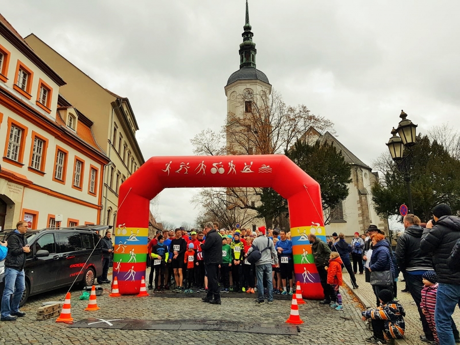 13. Dohnaer Adventslauf, na druhé straně dálnice než jsou nákupy se kroužilo městečkem ve Vánoční atmosféře