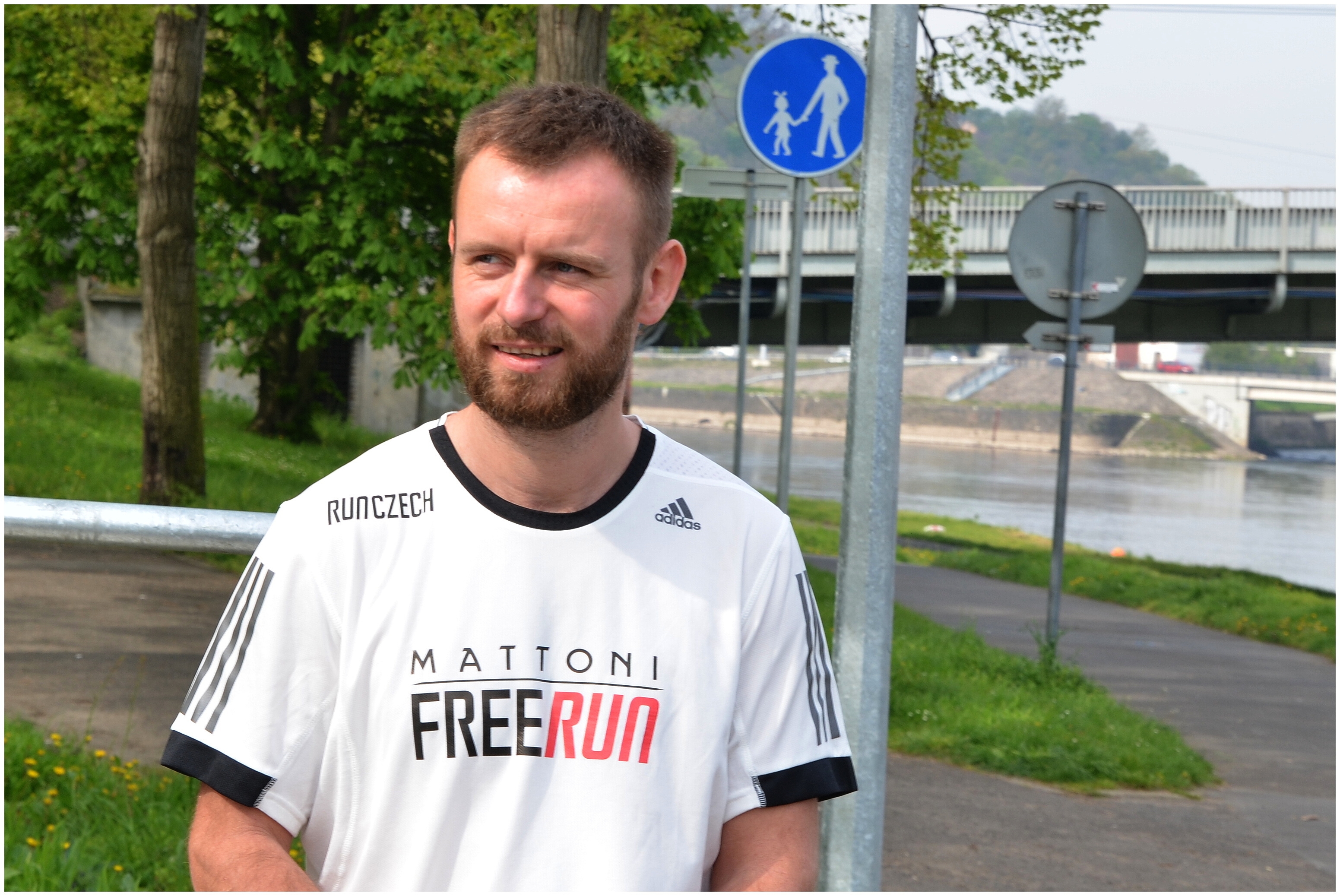 V sobotu byl v Brné, v neděli se líbal pod lípou