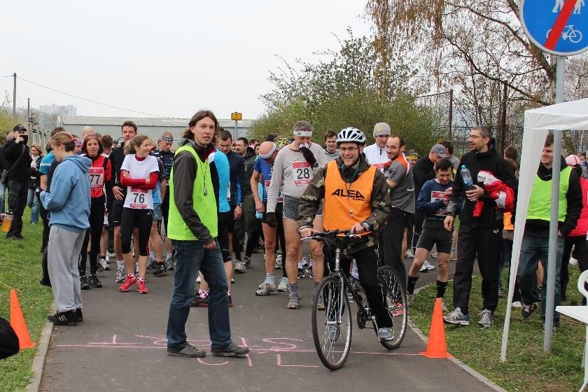 Běháme jak vzteklí, v neděli desítka ve Svádově, po vysvědčení kolem studánky