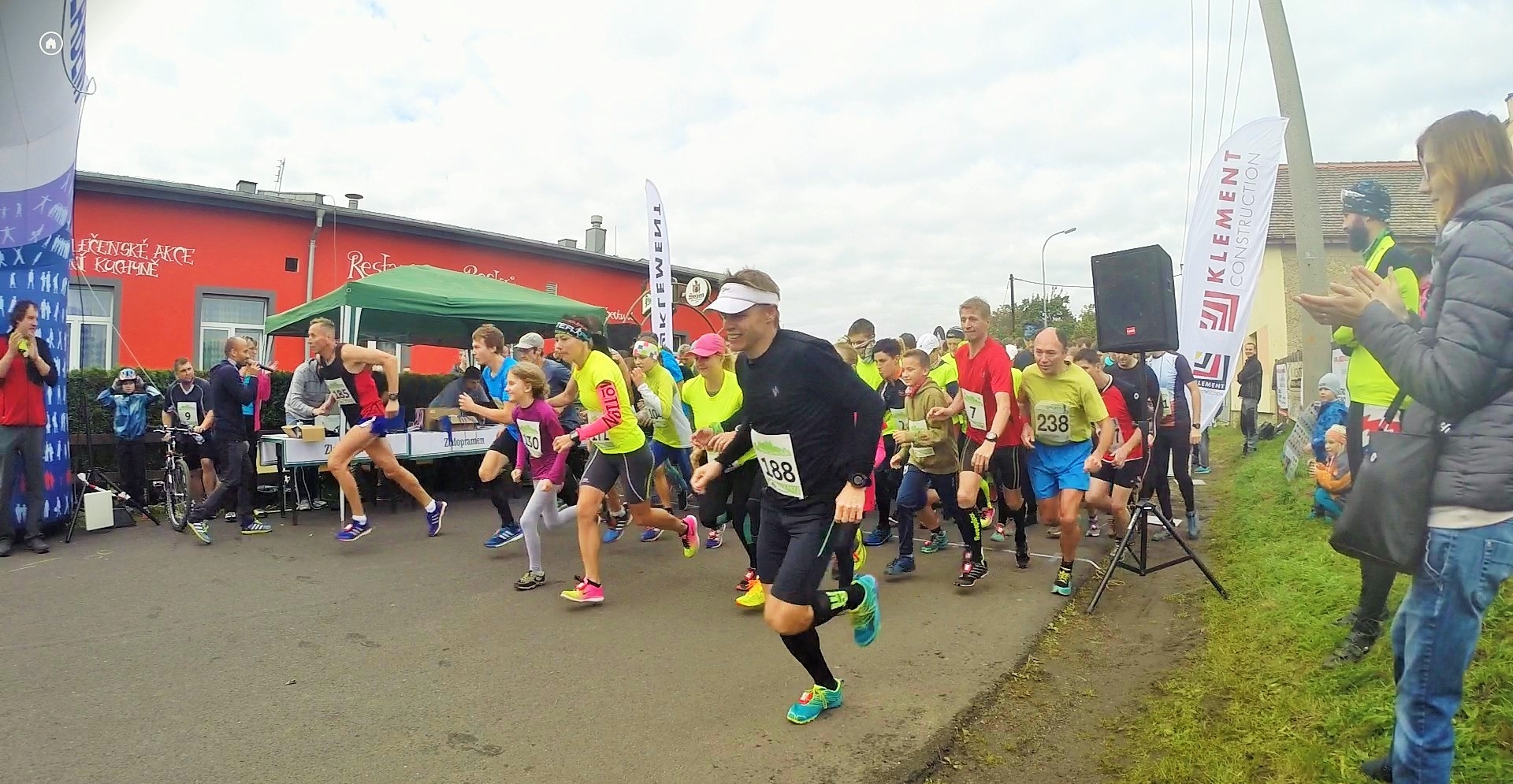 Podzimní Malá Dubická s obrovskou účastí, na kratší trati zvítězil Fišer, v hlavním závodě utrhl Pinc druhého Procházku kilometr před cílem