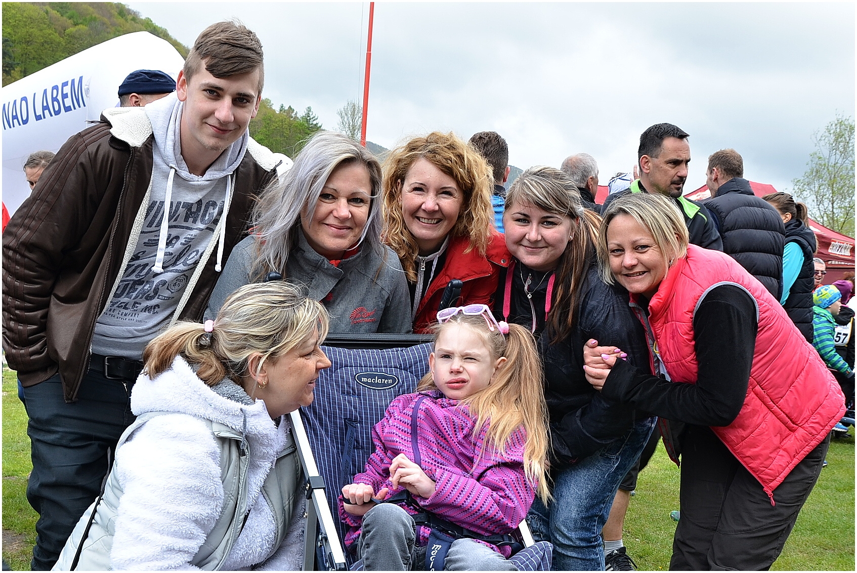 Déšť plamínek neuhasil, vítr ho nesfoukl