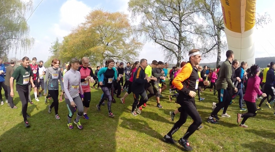 Vysocký půlmaraton za ideálního běžeckého počasí pro Kratochvíla a Pončovou