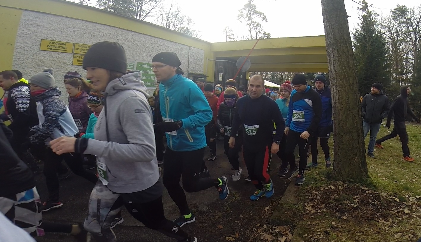 NA ÚNOROVÝ BĚH OKOLO HLUBÁKU NAŠLO CESTU DVĚ STOVKY BĚŽCŮ, NEJRYCHLEJŠÍ BYLI ROHLÍK A ZÁMEČNÍK, MEZI ŽENAMI KLINECKÁ A MACHAČOVÁ