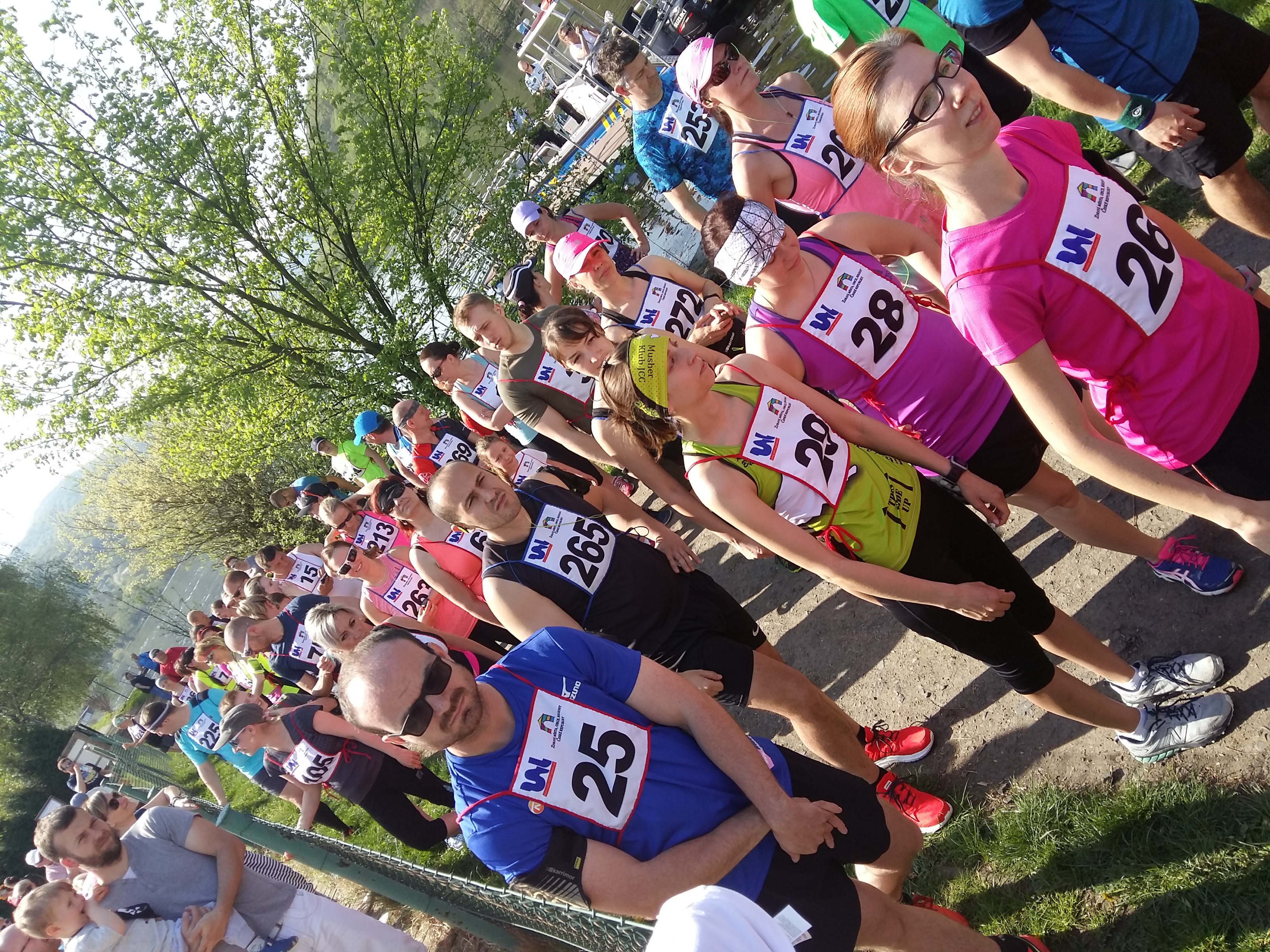 Na charitativní běh s Plamínkem naděje přišlo téměř 300 běžců, kolik přispěli na kočárek pro Kačenku se uvidí v pondělí