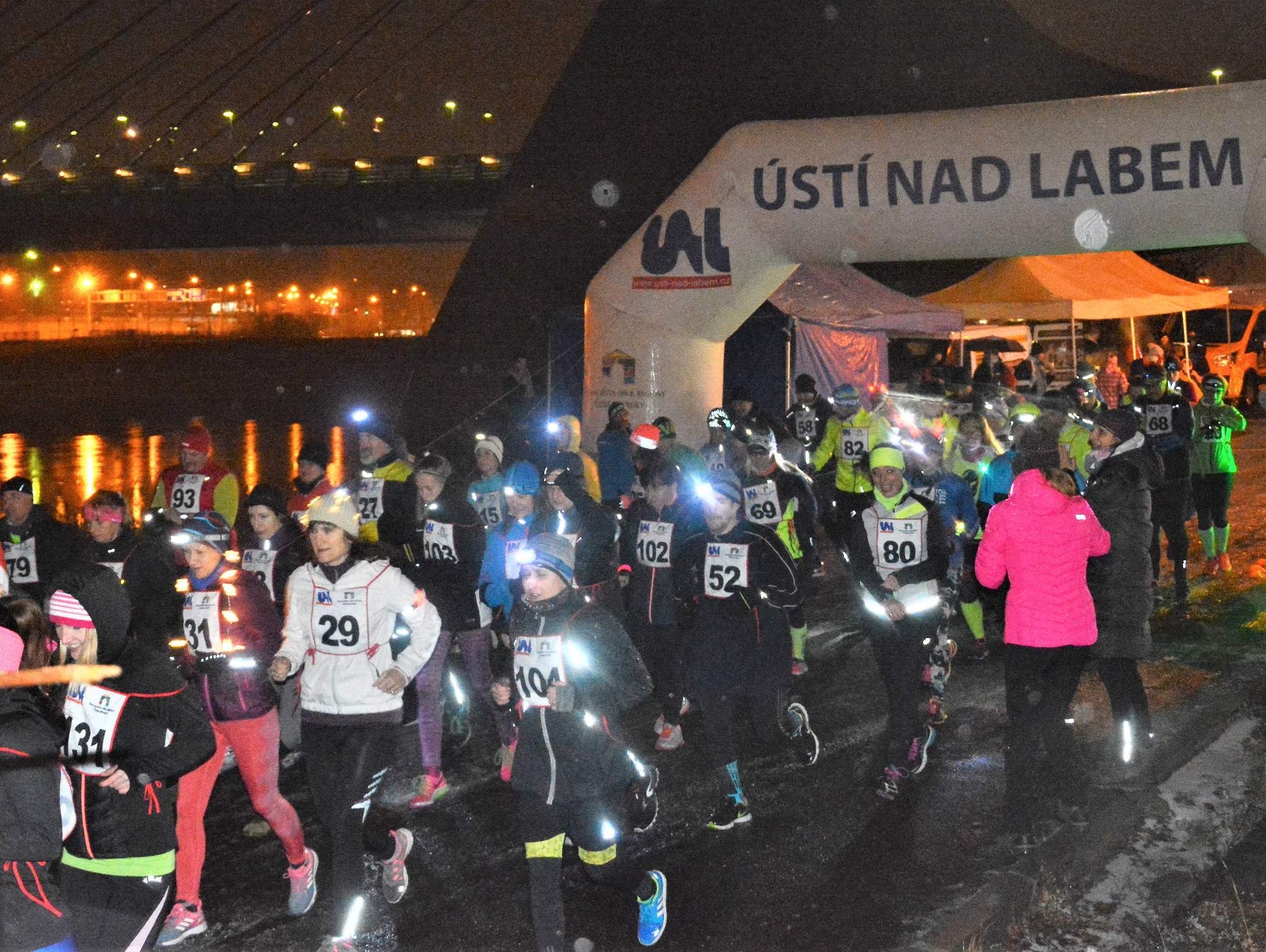 Adventní noční běh napsal čtvrté dějství, psí počasí a plná kasička