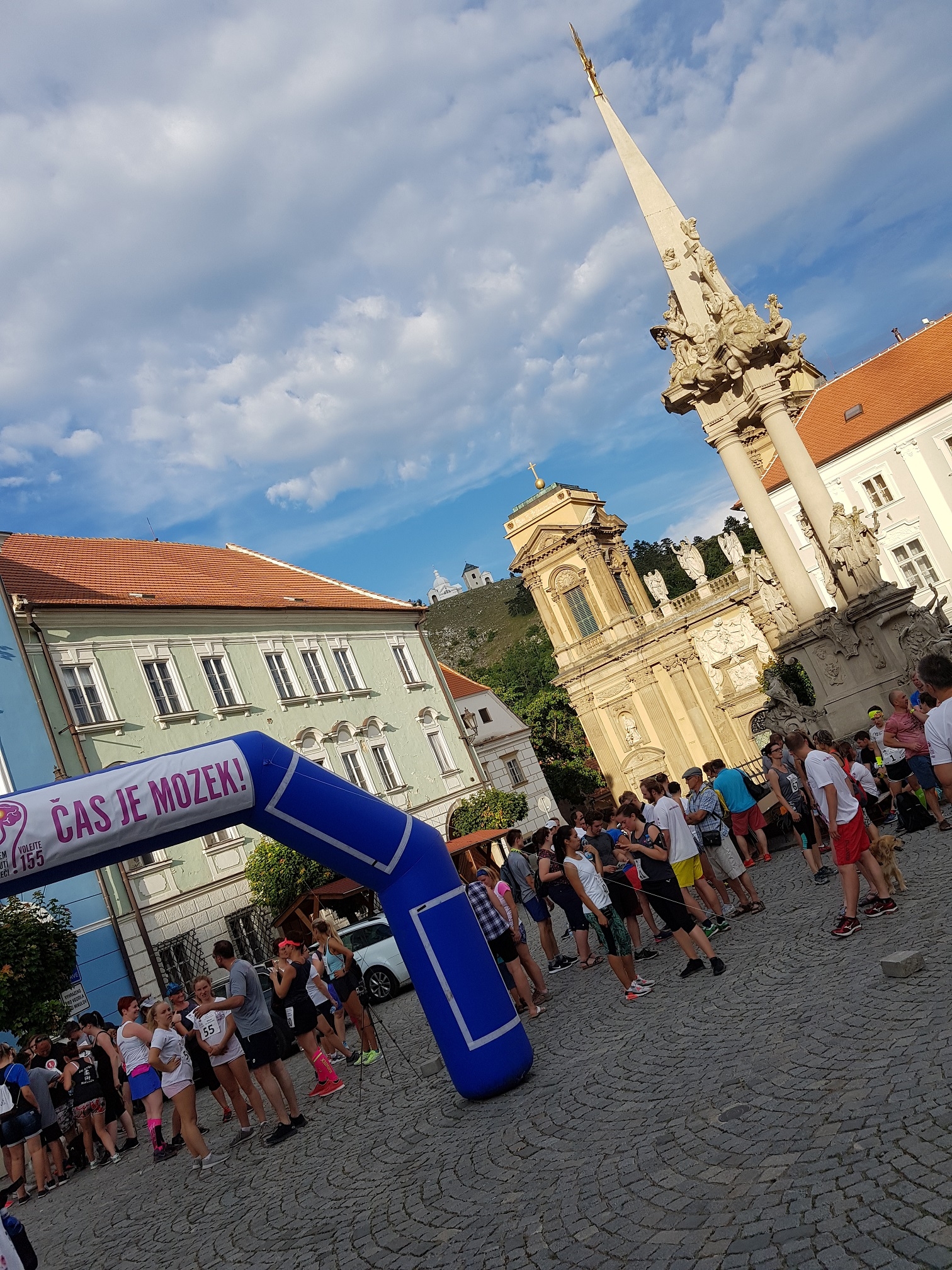 Běh Čas je mozek přilákal v krásném podvečeru do Mikulova opět hodně přes sto běžců