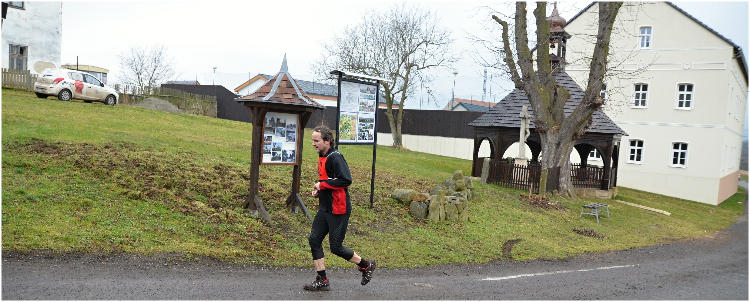 Běh přes Nedvězí vrch - 50 běžců, vavříny pro Roubíčka a Sobeckou